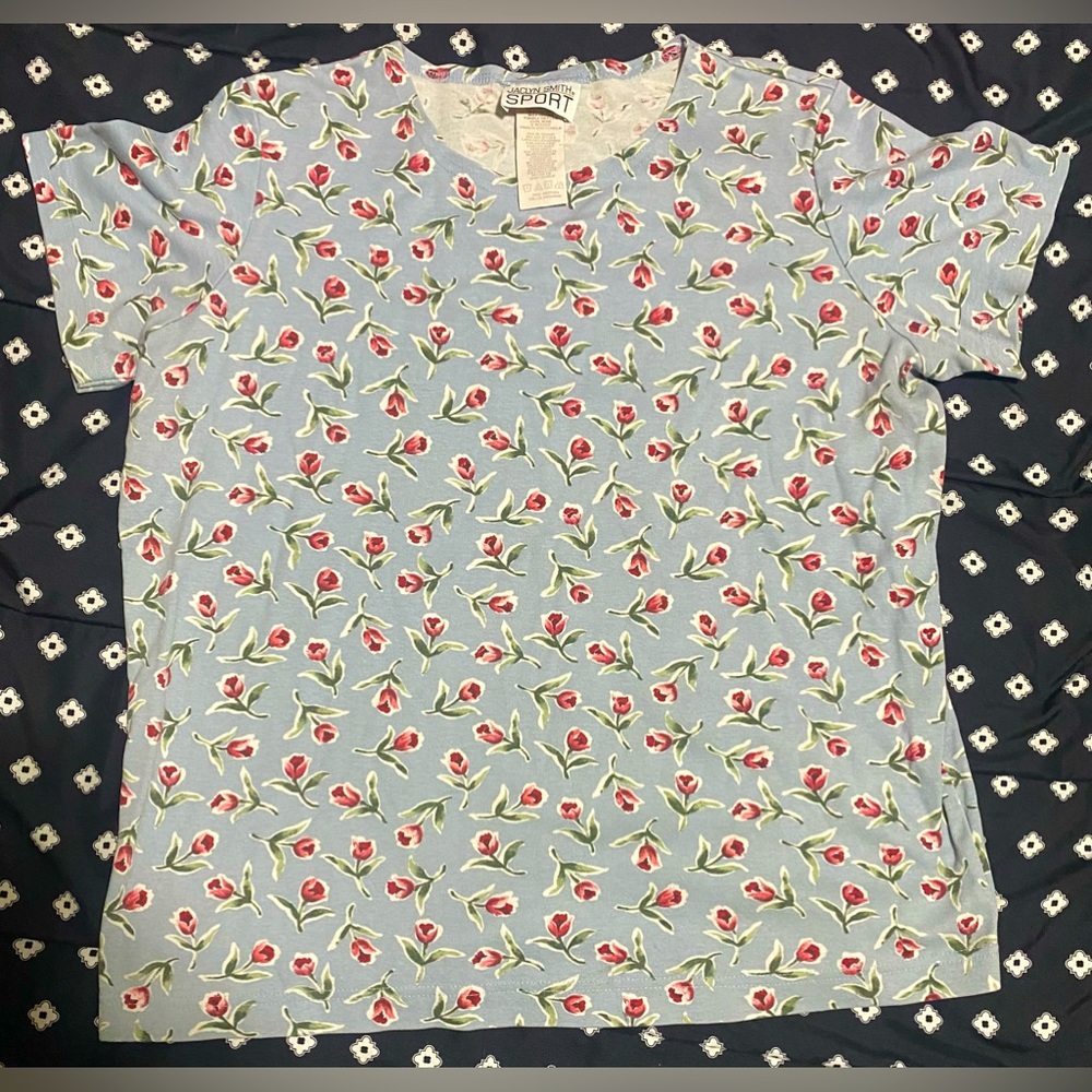 💰2/$10 Girls Jaclyn Smith Sport Light Blue with Roses T-shirt - size M